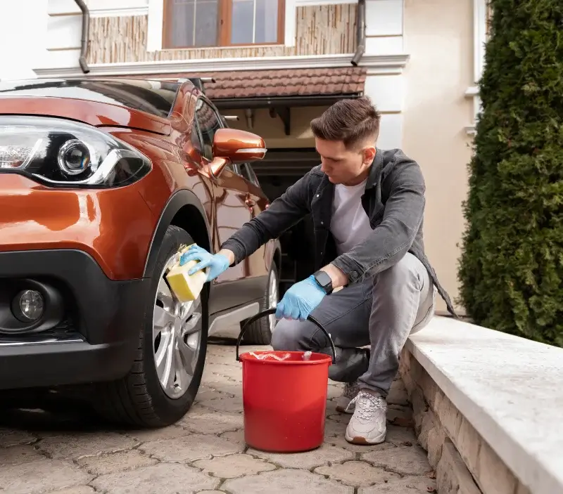 Lavage auto à domicile Garrigues : professionnel intervenant sur un véhicule